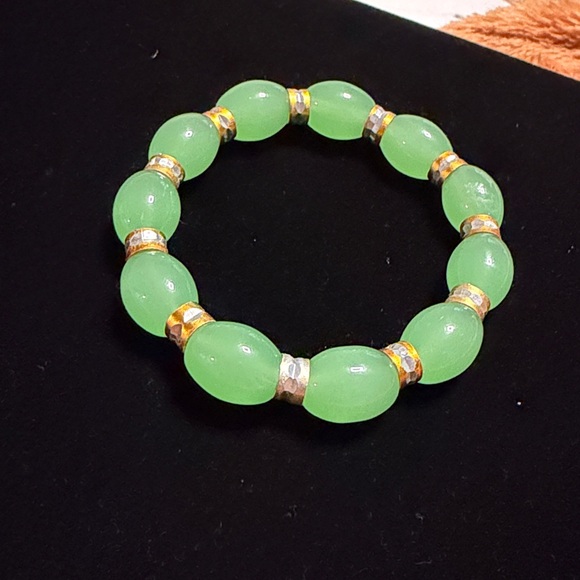 Elegant Green Beaded Bracelet stretchy - Picture 2 of 3